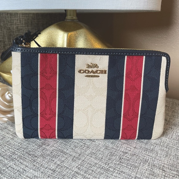 $79(NWT) Coach Large Corner Zip Wrist-let Signature Jacquard With Stripes - Picture 1 of 4